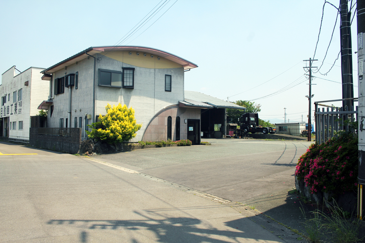 佐賀県鳥栖市高田町にある民間車検工場「千代（せんだい）自動車工業有限会社」外観写真